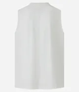 Musculosa básica para hombre de corte recto y cuello redondo, confeccionada en tejido de algodón. Presenta un diseño liso con un pequeño tag decorativo en el bajo.