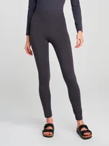 Calza larga gris de cintura alta, modelo skinny.