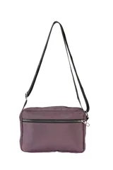 Bandolera color violeta con múltiples bolsillos frontales con cierre y correa ajustable negra.