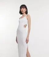 Vestido midi blanco de rib texturizado, con escote en U, breteles finos, cutout lateral en la cintura con tirante de brillo y abertura en la falda.