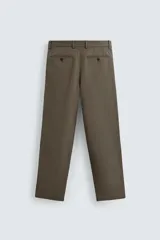 Pantalón de corte recto confeccionado en tejido compacto de algodón con estructura twill. Presenta cierre frontal con cremallera y botón, bolsillos laterales y bolsillos traseros de vivo con botón.