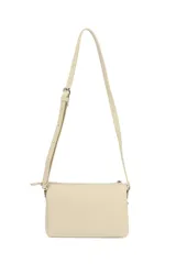 Bandolera negra con correa larga regulable y tachas plateadas en los bordes.