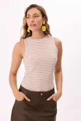 Top sin mangas de tejido de punto con diseño de rayas horizontales en tonos beige y blanco, con cuello redondo ajustado.