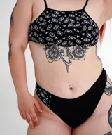 Pack de tres bombachas colaless negras con diseños estampados en los laterales.