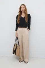 Remera de manga larga con escote en V, confeccionada en algodón de doble capa con textura suave y ajuste al cuerpo.