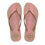 Sandalias tipo ojotas Havaianas modelo Slim Animals, con estampado de animal print en tonos rosados y marrones. Presentan tiras finas en color dorado con acabado metalizado.
