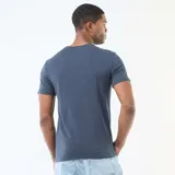 Camiseta de algodón color azul, de corte estándar y manga corta, con cuello redondo.