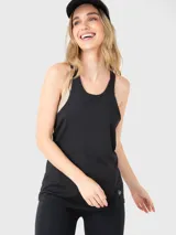Musculosa deportiva de color negro con cuello redondo y diseño sin mangas. Presenta un calce regular y tejido de secado rápido, ideal para actividades físicas.