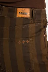 Short de jean de tiro alto con diseño de rayas verticales en tonos marrones, corte mini y ajuste con botón y cierre.