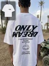 Remera blanca oversize de manga corta, con estampado gráfico en color negro en el frente y gran diseño tipográfico en la espalda.
