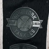 Short deportivo negro de tela de red, con cintura elástica ajustable con cordón. Estampado con el nombre "New York" en letras grandes y el logo de los Yankees.