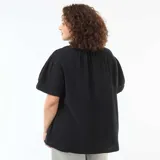 Blusa negra de gasa de algodón con mangas cortas, escote en V y cuello fruncido con botones frontales.