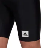 Short de baño negro ajustado, con logo Adidas blanco en la pierna derecha.