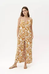 Mono largo de fibrana color camel con estampado abstracto en blanco, breteles finos y corte palazzo.