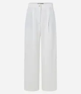 Pantalón blanco de crepé texturizado, corte wide leg, cintura alta, cierre tradicional, pliegues y bolsillos delanteros.