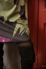 Vestido de jersey excepcionalmente suave con elasticidad, estampado exclusivo, escote gota frontal y mangas 3/4.