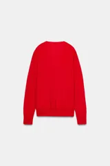 Jersey de manga larga confeccionado en hilatura de lana 100%, con escote en pico y acabado de punto fino.