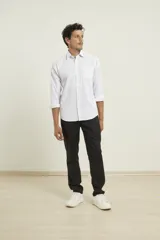 Pantalón de vestir negro de corte recto.