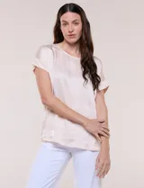 Blusa azul marino de silueta relajada confeccionada en satén, con escote redondo, hombros caídos y mangas cortas de corte japonés con puño doblado.