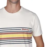 Remera blanca de manga corta con cuello redondo y estampado horizontal a la altura del pecho con rayas en azul marino, amarillo, ocre y rojo. Logo de Billabong en el lateral derecho del estampado.