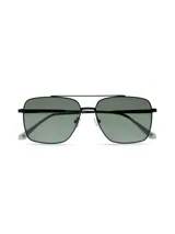 Lentes de sol con montura metálica negra, forma cuadrada y lentes verdes.