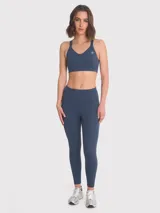 Calza deportiva de tiro alto en color azul profundo, con bolsillos laterales y banda de silicona interna para mayor sujeción.