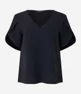 Blusa color beige de poliéster con efecto arrugado (airflow), escote en pico y mangas cortas tulipán (cruzadas).