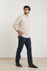 Pantalón de corte recto, color azul marino, confeccionado en 50% algodón y 50% lino.