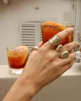 Anillo de diseño orgánico y macizo con forma irregular, elaborado artesanalmente en metal.