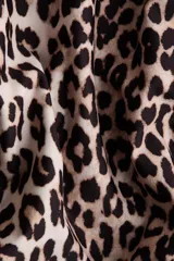 Malla enteriza de corte alto con estampado animal print de leopardo, tirantes finos y laterales fruncidos con cordones ajustables.