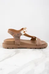 Sandalias marrones de cuero con tira delantera y tobillera ajustable. La tira tobillera es de cuero con estampado animal print.