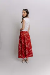 Falda midi de popelina de algodón negra con estampado geométrico de cuadros en tonos blancos, amarillos y rosados, con bolsillos laterales.
