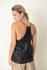 Top negro de paillettes con breteles finos y espalda alta.