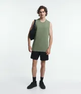 Musculosa básica para hombre de corte recto y cuello redondo, confeccionada en tejido de algodón. Presenta un diseño liso con un pequeño tag decorativo en el bajo.