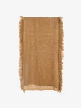 Bufanda tejida de color negro con textura brillante y flecos largos en los bordes.