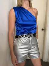 Top de un solo hombro, color azul eléctrico, confeccionado en satén spandex con drapeado y tablitas en el bretel del hombro descubierto.