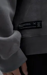 Buzo de cuello redondo confeccionado en frisa de algodón, con diseño de hombros caídos y logo bordado en el frente. Presenta terminaciones en punto rib en cuello, puños y ruedo.