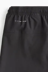 Short deportivo negro de tejido funcional DryMove™ que ayuda a absorber el sudor. Tiene corte estándar, elástico revestido y cordón ajustable en la cintura, bolsillos laterales con cierre, suspensor interior de malla y aberturas laterales.