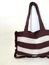 Bolso tipo tote tejido a crochet con hilo de algodón color marrón y crudo, con diseño a rayas horizontales y volados en los bordes.