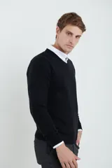 Sweater amarillo de tejido suave tipo cashmere, con escote en V.