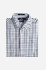 Camisa de manga larga Brooksfield con estampado a cuadros en tonos celestes y blancos. Presenta cuello clásico, cierre frontal con botones y logo de la marca bordado en el pecho. Posee un corte slim fit.