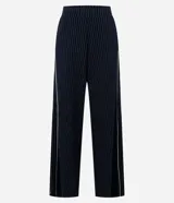 Pantalón wide leg de tiro medio, color azul marino con estampado de rayas diplomáticas blancas y detalle de piping lateral. Cuenta con cintura elástica y caída fluida.