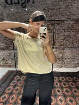 Blusa de manga corta con acabado brillante tipo lurex, de corte holgado y cuello redondo.