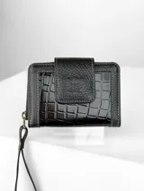 Billetera compacta de cuero negro con diseño combinado de textura granulada y efecto crocco brillante. Cuenta con cierre perimetral, solapa frontal con broche y logo grabado, e incluye una correa de muñeca extraíble.