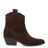 Botas estilo texano de cuero negro, con caña media, puntera ligeramente afinada y taco cuadrado de altura media.