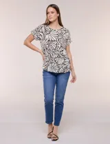 Blusa de silueta holgada y recta, confeccionada en crepe de poliéster con estampado animal print. Presenta escote redondo clásico, mangas cortas de hombro caído con puño doblado y ruedo ligeramente curvo.