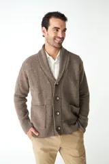 Cardigan marrón tejido con cuello smoking, cierre con botón y bolsillos delanteros.