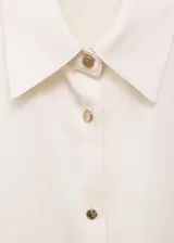 Camisa de poliéster con acabado satinado y diseño liso, cuello camisero, cierre frontal con botones y manga larga.