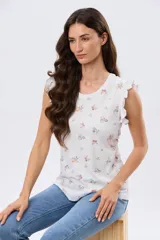 Remera blanca de algodón con delicado estampado floral y volados en las mangas cortas, con diseño de cuello redondo.