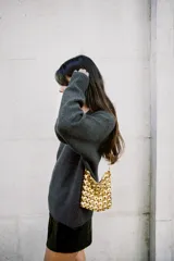 Jersey de punto color gris oscuro, con cuello pico y manga larga. Los acabados son en rib.